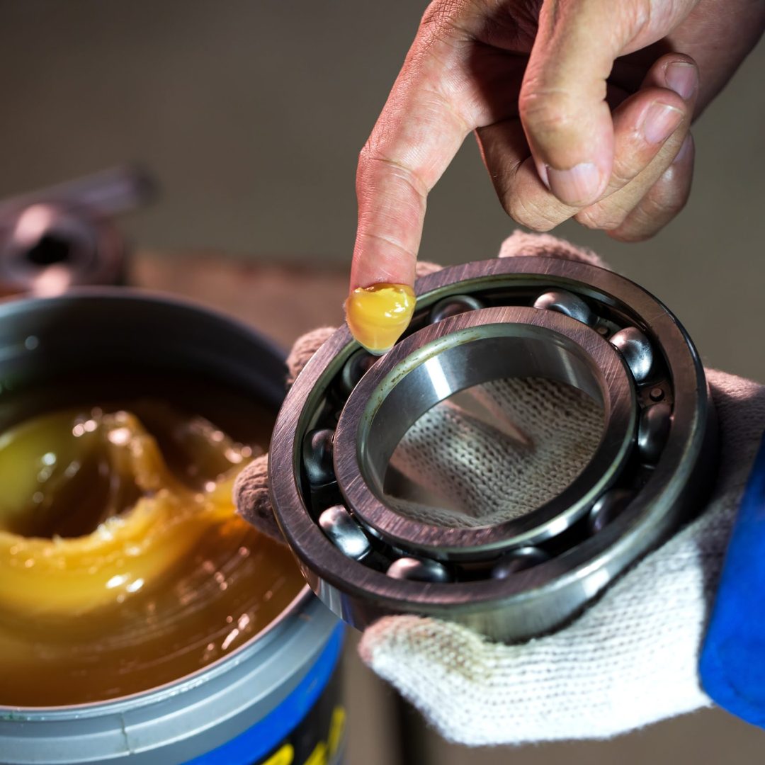 Lubrificacao-com-graxa-em-rolamentos-scaled-1